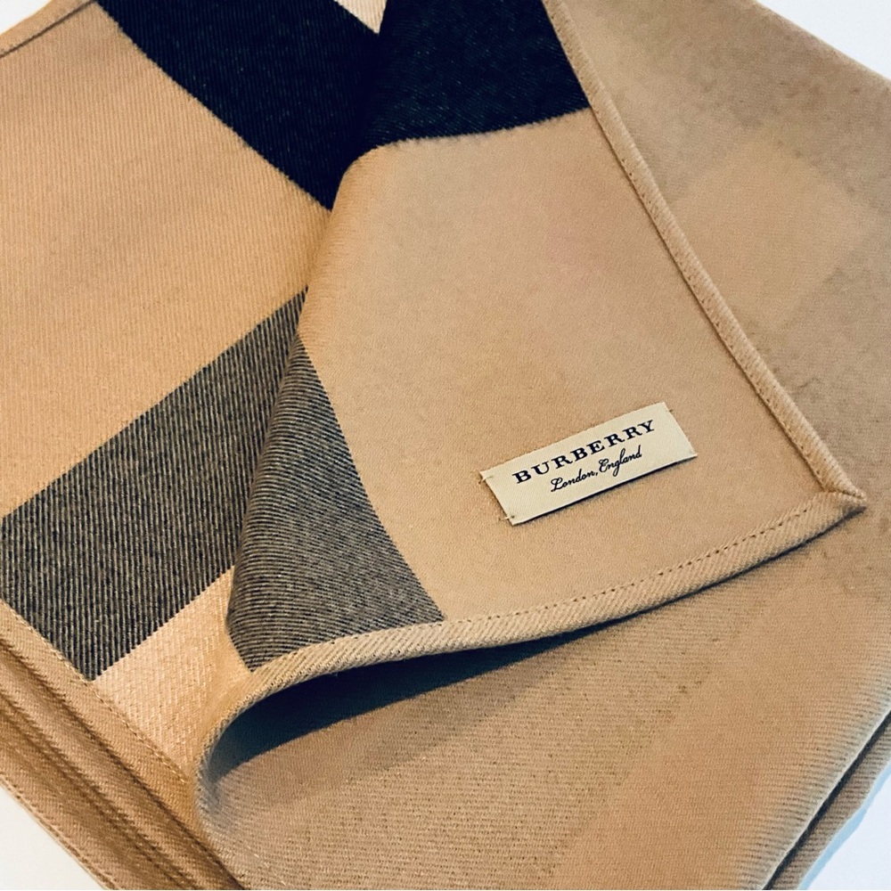 BURBERRY LONDON CHARLOTTE REVERSIBLE SOLID CHECK WOOL CAPE. - Picture 9 of 11